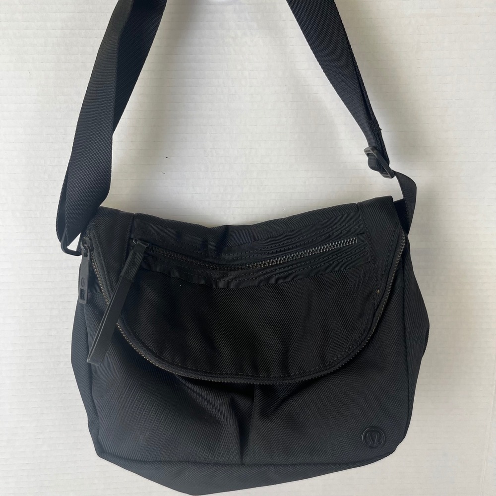 Lululemon Black Nylon Crossbody Messenger Bag Adjustable Strap Small Travel